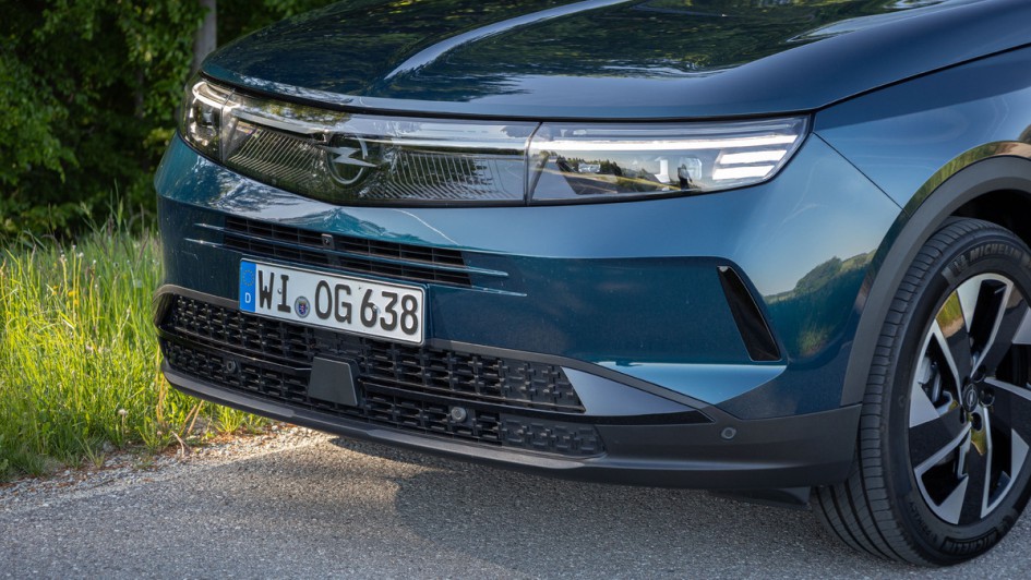 Opel Grandland-Front mit Vizor und hinterleuchtetem Opel-Blitz