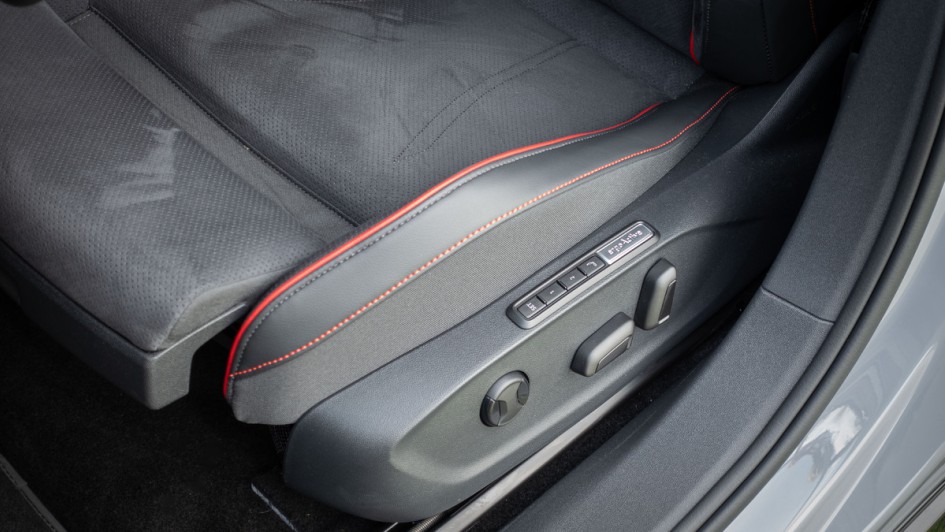 VW ID.7 Tourer GTX Detail der Sitzverstellung am Fahrersitz