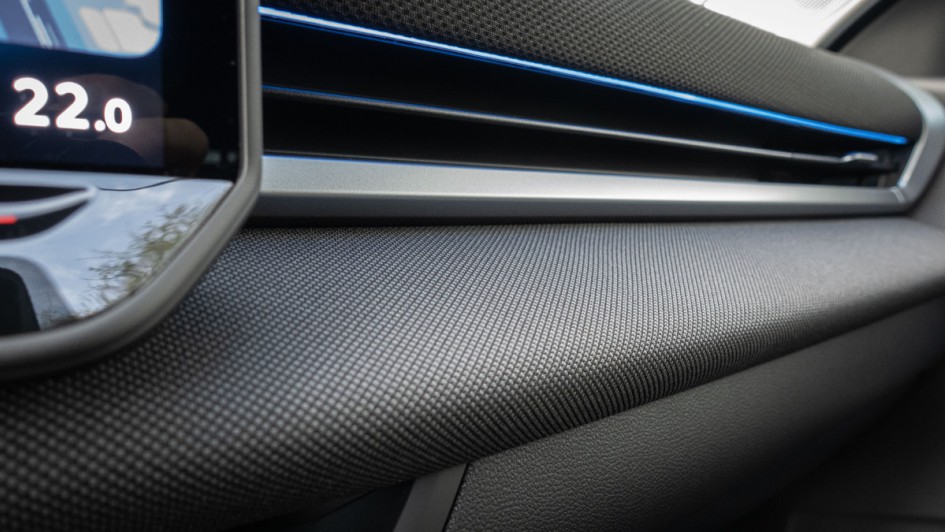 Detailaufnahme vom Armaturenbrett mit neuem Stoffbezug im VW T-Roc