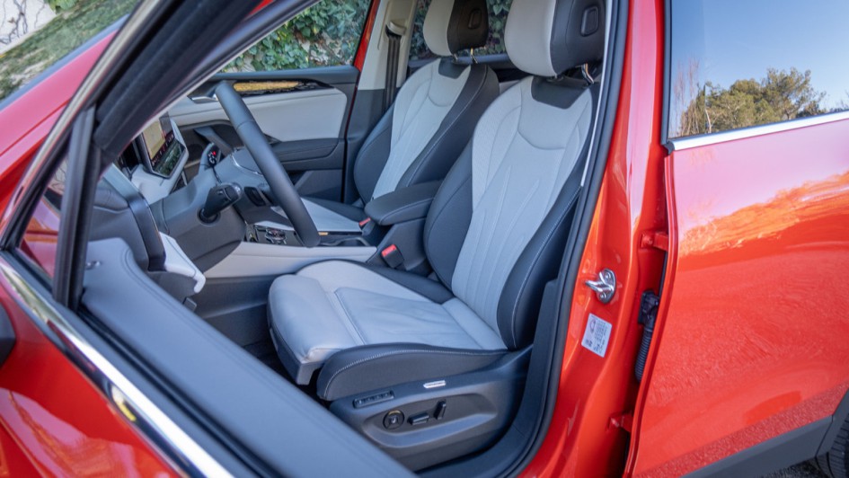 Foto von Vordersitzen im VW Tiguan 2024 mit heller Innenausstattung