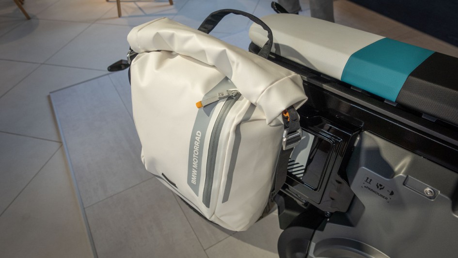 BMW CE 02 Packtasche oder Seitentasche am Heck des Elektrorollers