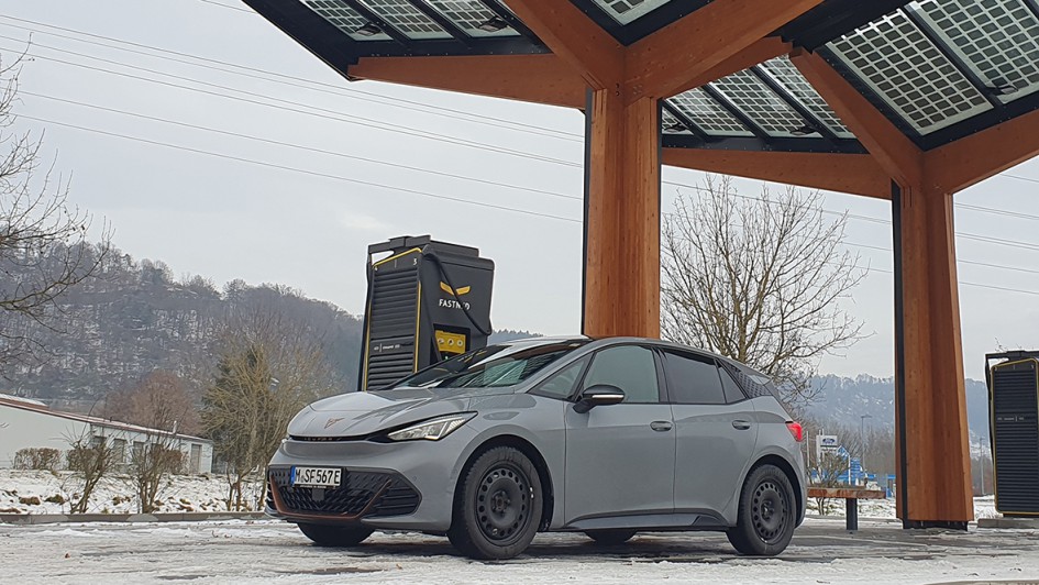 Cupra Born an einer Fastned-Ladesäule mit 18-Zoll-Stahlrädern und Winterreifen