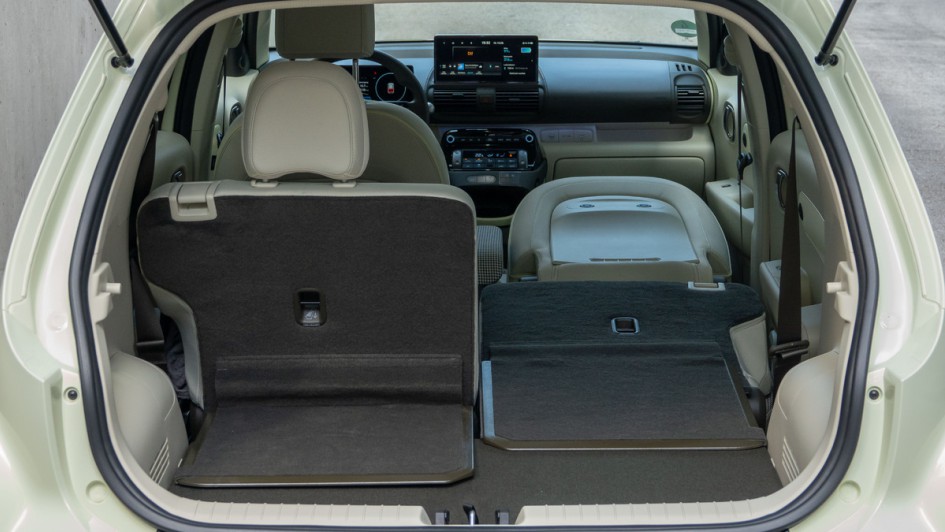 Umgeklappter Beifahrersitz und dahinter befindliche Rücksitzlehne. Das ergibt eine Ladelänge von 2,20 Metern
