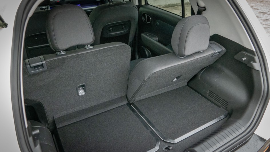 Kofferraum-Normalstellung mit angeschrägter rechter Fondlehne