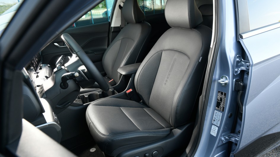 Vordersitze des Hyundai Kona-E mit elektrischer Sitzverstellung