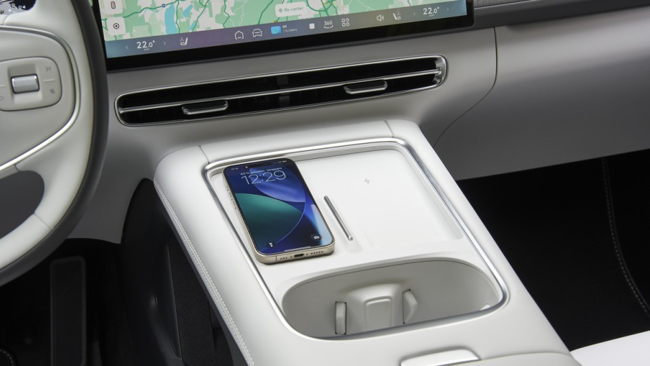 Mittelkonsole mit zwei Induktivladeplätzen für Smartphones