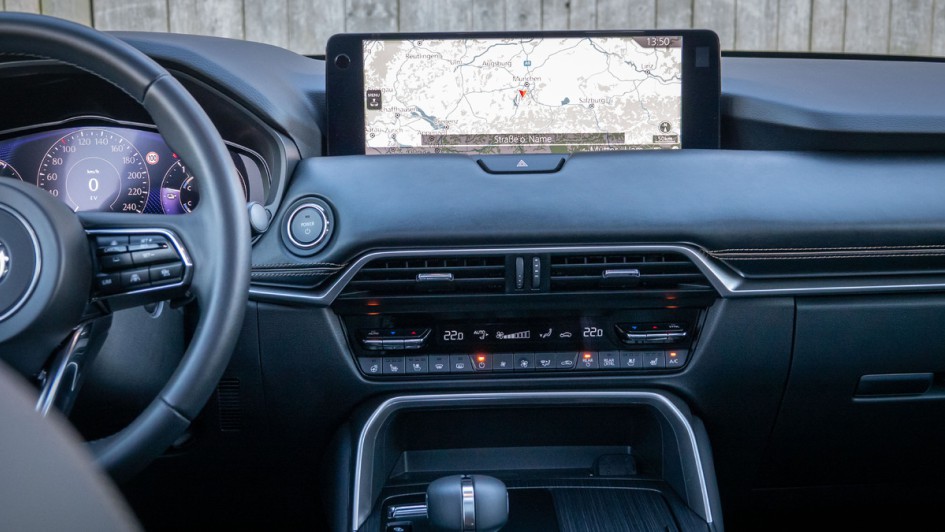 Bildschirm mit Navigationssystem im CX-80 fotografiert
