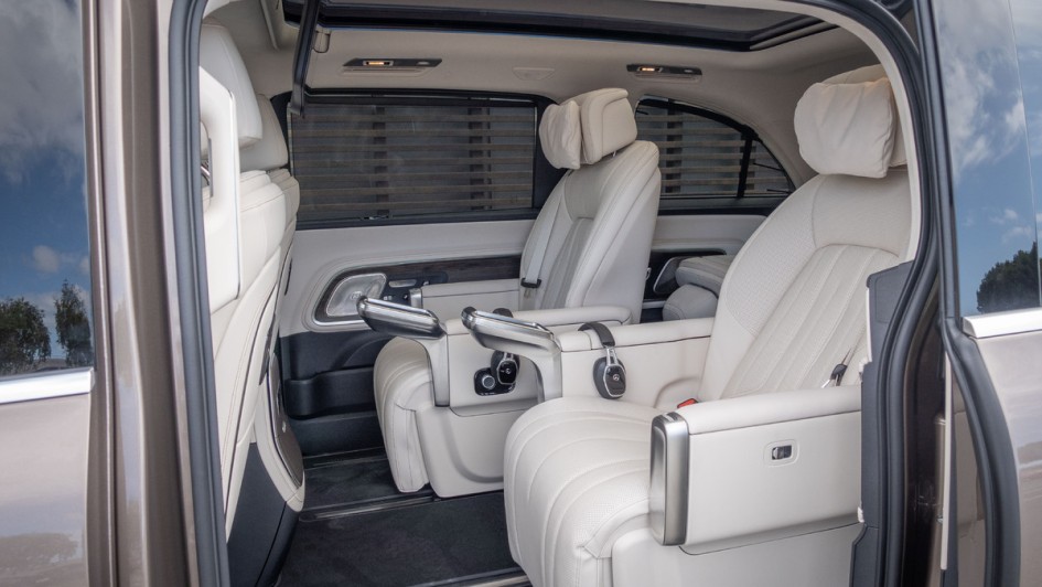 Luxuriöse Einzelsitzanlage im Mercedes VLE in der ersten Fondsitzreihe