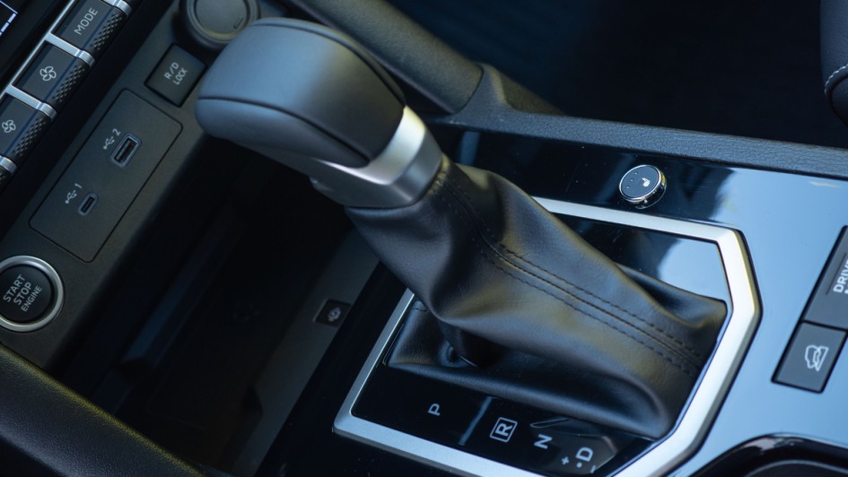 Klassischer Automatikwählhebel im Mitsubishi L200