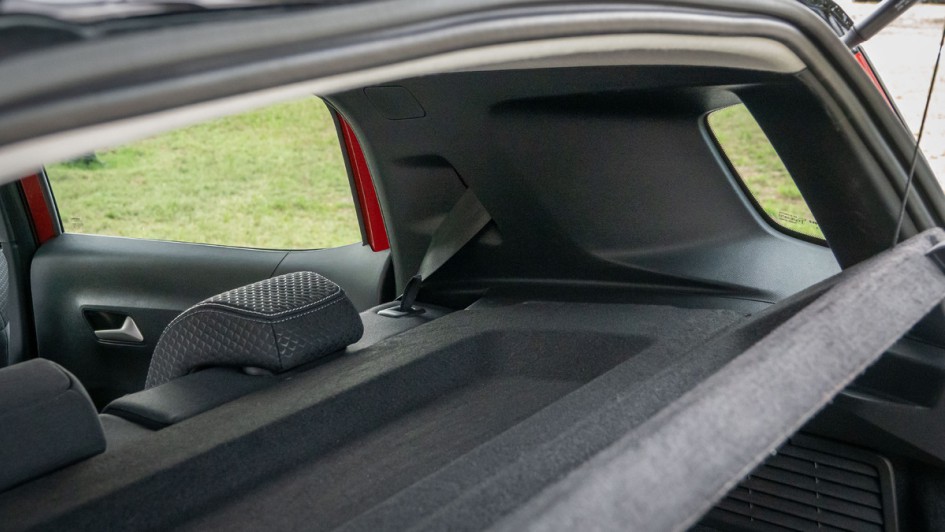 Breite C-Säule im Opel Frontera, die die Übersichtlichkeit stark einschränkt