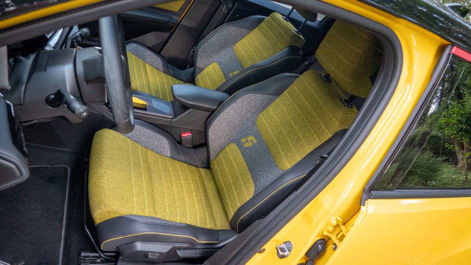 Vordersitze des Renault 5 mit gelb-grauem Stoffbezug