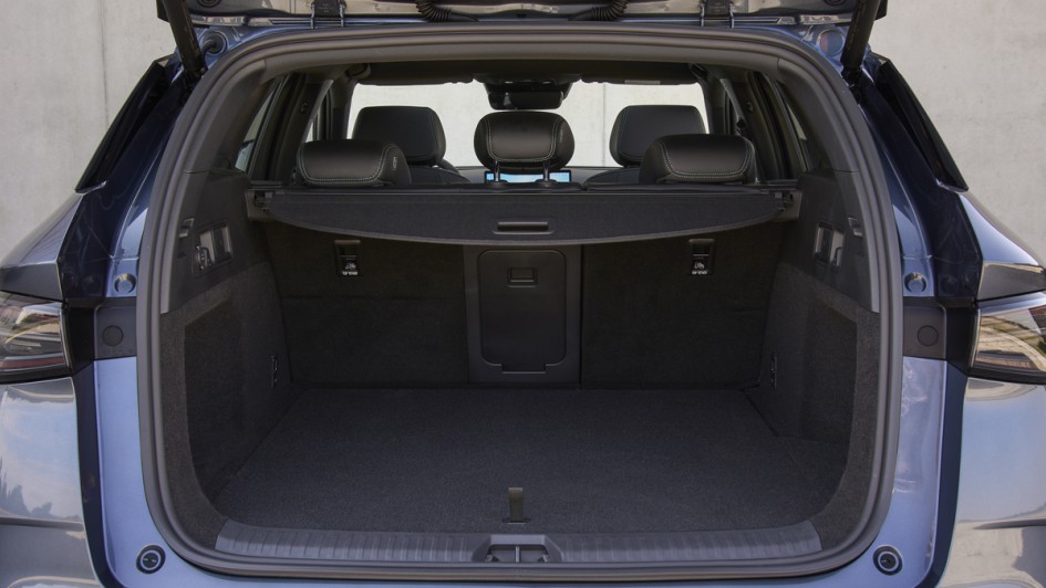 Kofferraum in Normalstellung mit geöffnetem Rollo im BYD Seal 6 Touring, wie der Kombi bei BYD genannt wird