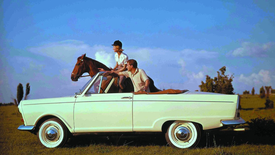 Trotz modischer Couture wie hier beim DKW F12 Roadster stürzten die Verkaufszahlen von DKW in den 1960ern ab – Der Zweitakter kam aus der Mode