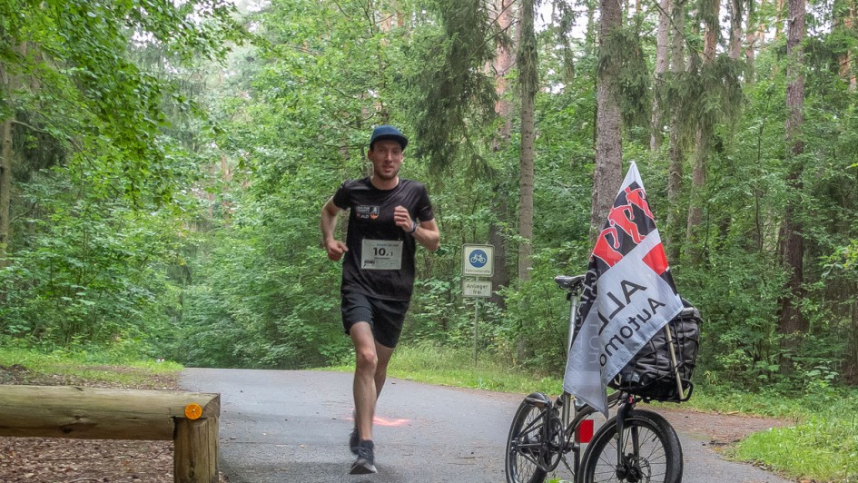 Maximilian ist der Startläufer des Team Flotte Rückläufer beim ALD Run For Charity 2023