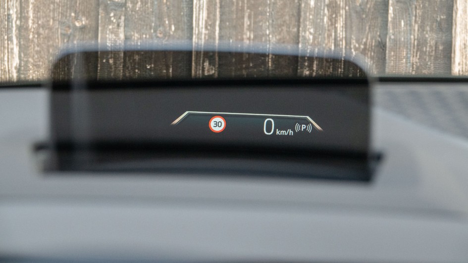 Plastikscheibe als Head-up-Display im BMW 230e Active Tourer Baujahr 2025