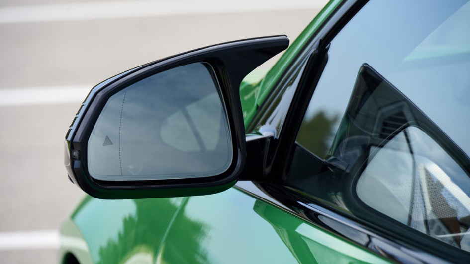 M-Spiegel im Detail des BMW M135 xDrive 