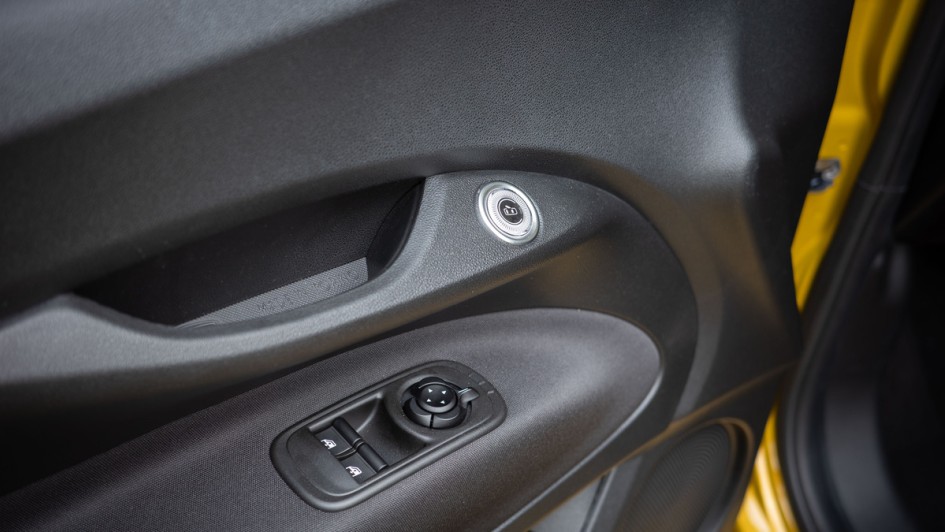Taste zum elektrischen entsperren der Türschlösser im Fiat 500 Hybrid