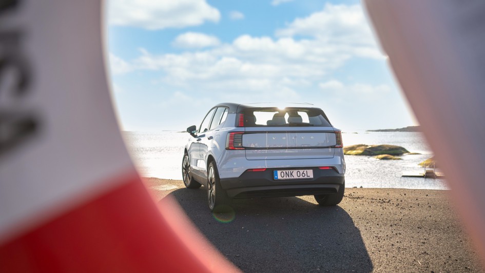 Volvo EX30 fotografiert durch einen rettungsreifen