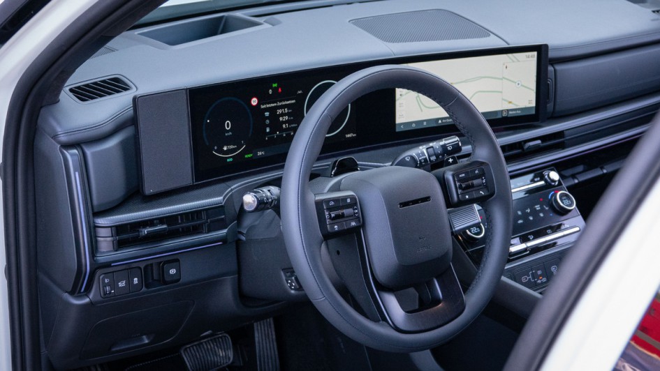 Foto, aufgenommen von der Fahrerseite aufs Armaturenbrett Hyundai Santa Fe (2024)