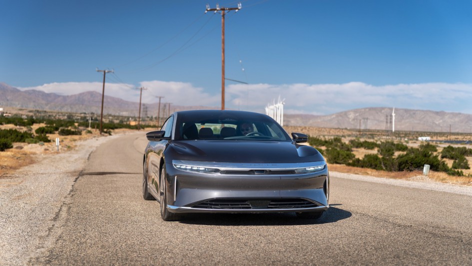Lucid Air Touring Foto von schräg vorne beim Vorbeifahren