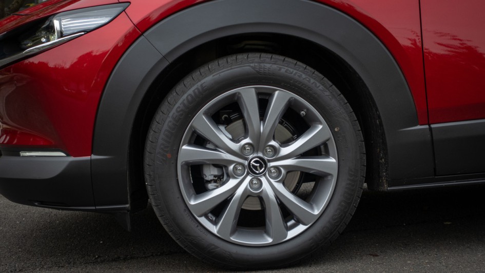 18-Zoll-Alufelge in silber am Mazda CX-30 