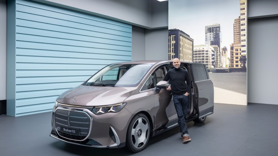 Mercedes-Benz VLE in der Exclusive-Ausstattung von außen fotografiert mit Mann an der Seitentür stehend.