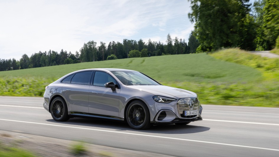Mercedes C-Klasse elektrisch fahrend von der Seite fotografiert