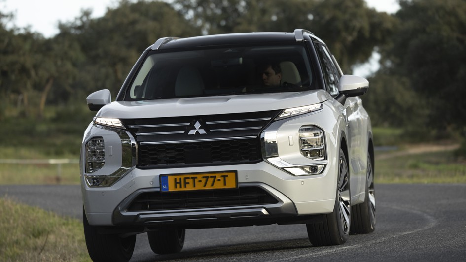 Kurvenfoto vom Outlander Plug-in-Hybrid