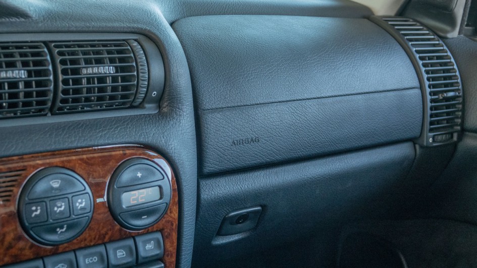 Foto vom Beifahrerairbag (verpackt im Armaturenbrett) im Opel Omega MV6