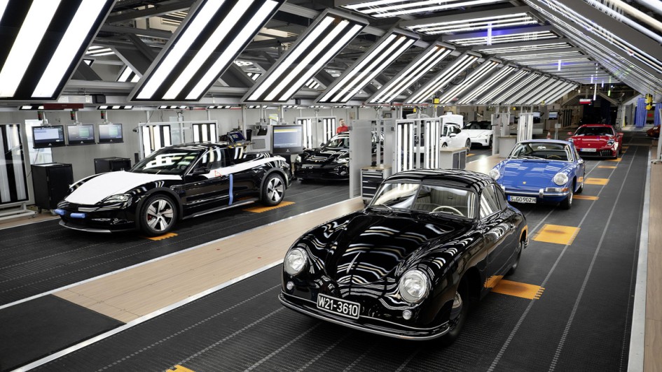 Das 356 Coupé „Ferdinand“ (1950) in der Taycan-Produktion (2025).