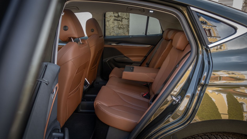 Rücksitze im Skoda Enyaq 2025, bezogen mit braunem Echt-Leder.