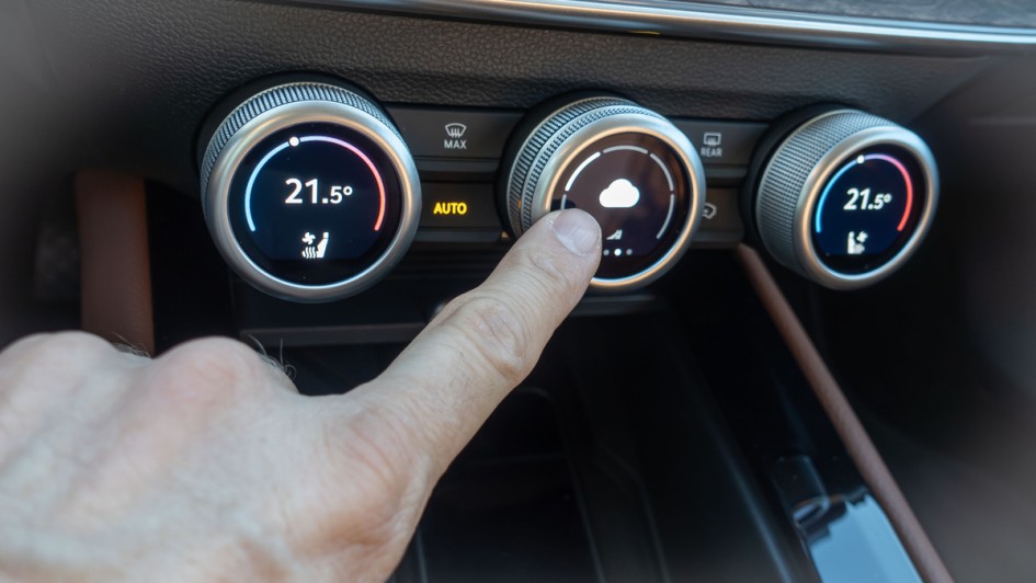 Skoda Superb Combi (2024) Dreh-Drück-Steller im unteren Bereich der Armaturentafel