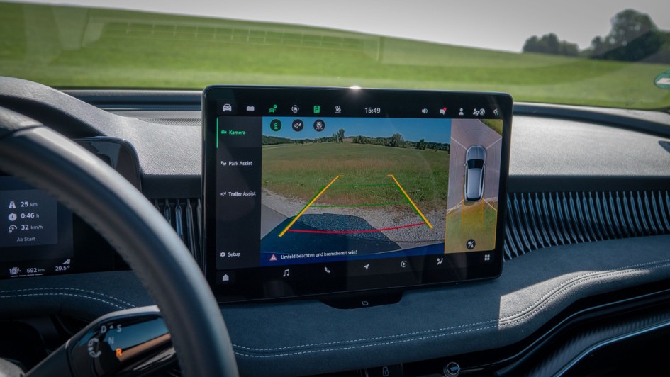 Blick in den Monitor mit Bild der Rückfahrkamera