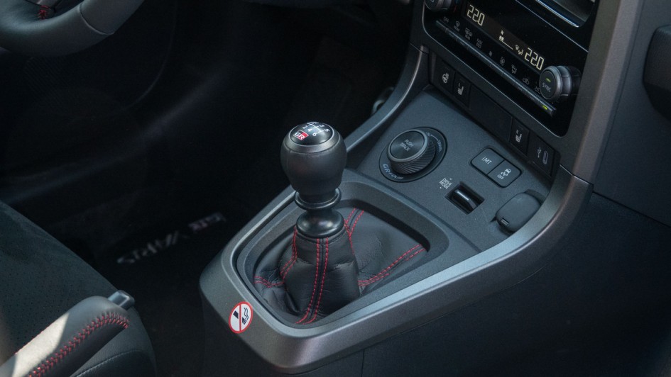 Manueller Schalthebel des Toyota GR Yaris im Detail fotografiert