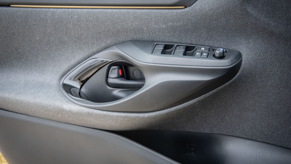 Toyota Yaris Cross Hybrid AWD Türgriff innen