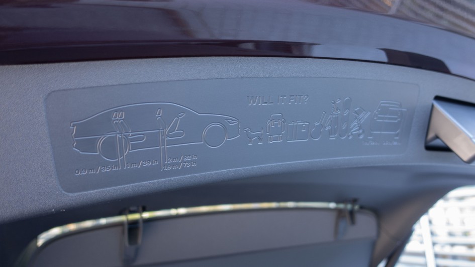 Hinweis an der Kofferraumverkleidung, was alles in den Kofferraum hineinpasst. Dargestellt mit Piktogrammen und Zentimeterangaben