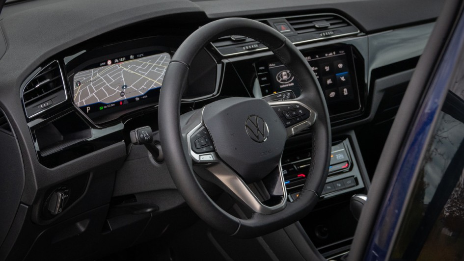Kommandozentrale im VW Touran des Jahres 2025.
