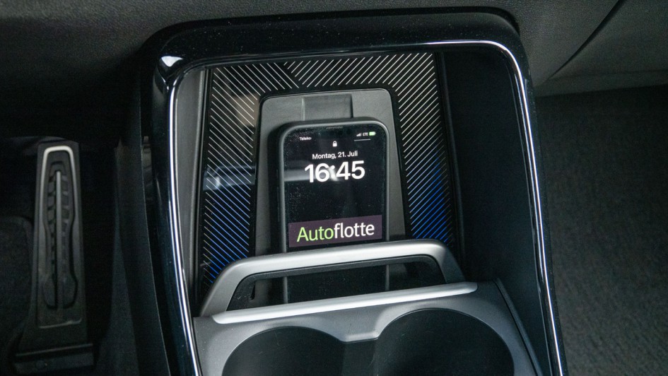 Foto der induktiven Ladefunktion für Smartphones im unteren Bereich der Mittelkonsole des BMW 230e