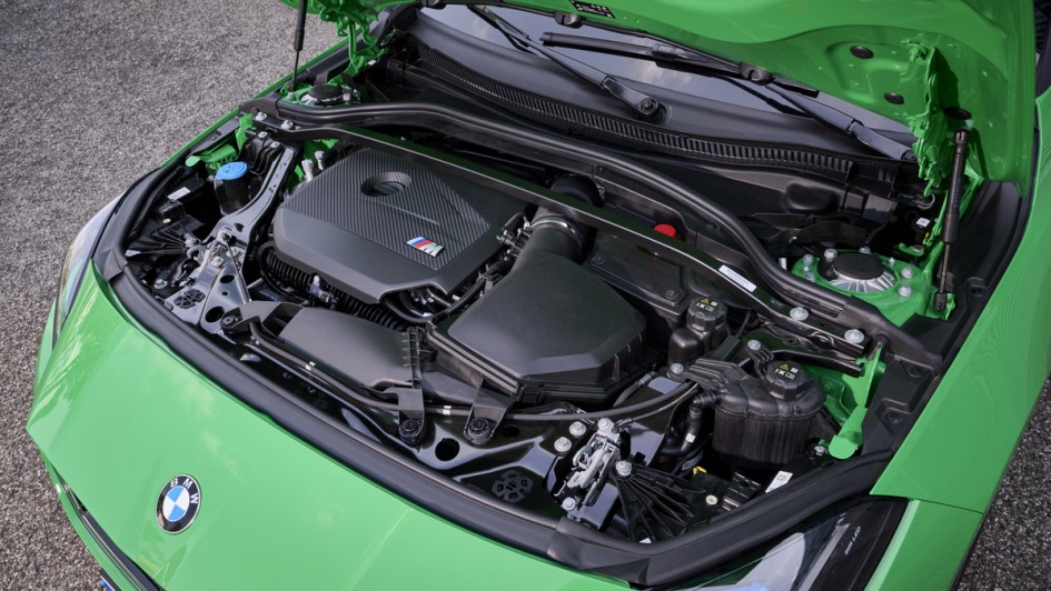 Foto vom Motorraum des neuen BMW M135 xDrive 