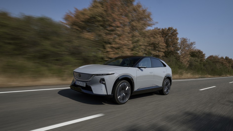 Mazda CX-6e fahrend von vorn aufgenommen