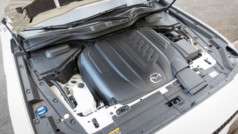 Mazda CX-60 D 254 AWD Foto vom Motorraum mit installiertem Sechszylinder-Diesel