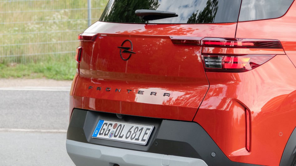 Frontera-Schriftzug an der Heckklappe des Opel-Kompakt-SUVs