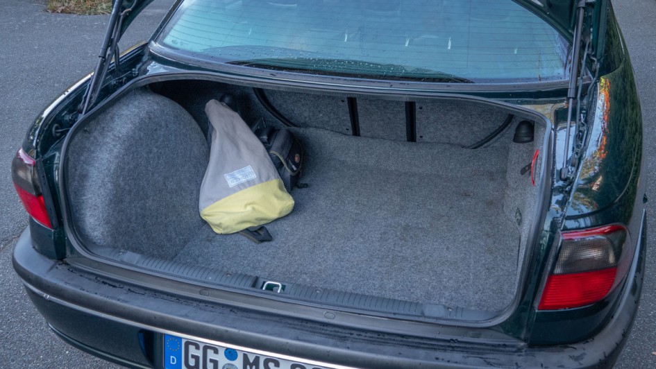 Geöffneter Kofferraum des Opel MV6 mit innenliegender Tasche