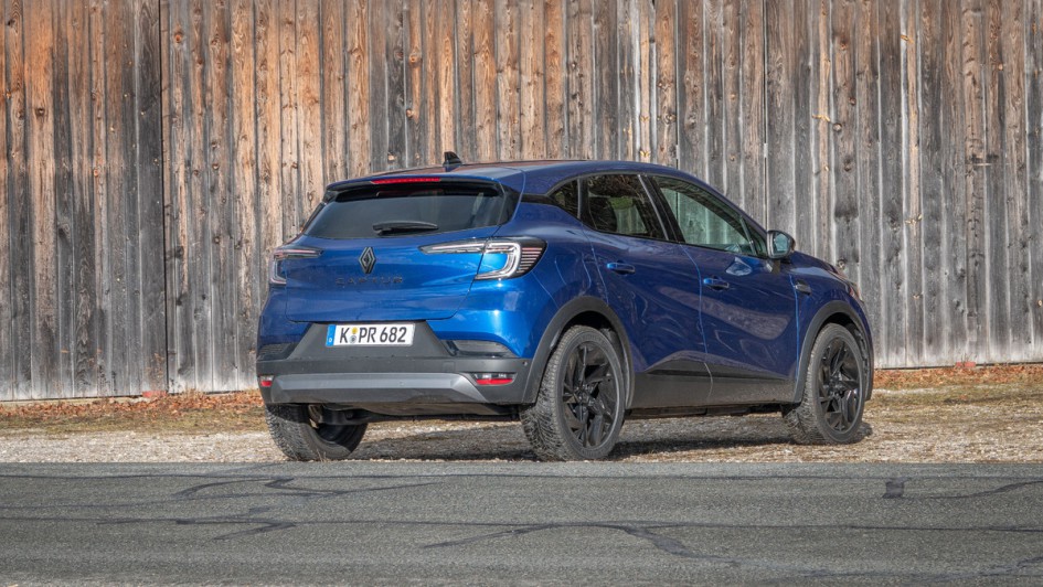 Renault Captur EDC 160 Esprit Alpine (2025) vor Holzhütte schräg von hinten