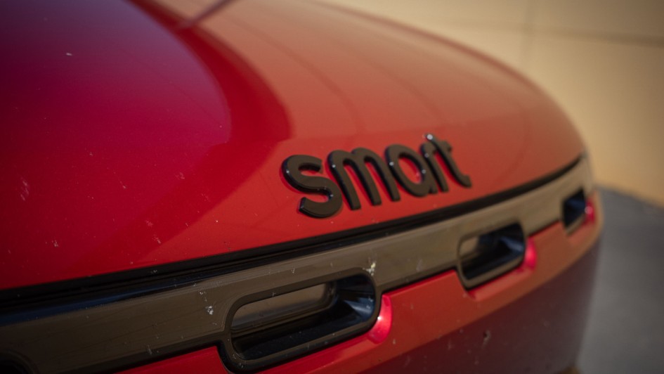 Smart-Schriftzug auf der Motorhaube des #5