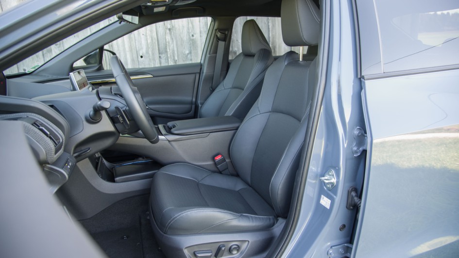 Subaru Solterra Vordersitze im Detail, fotografiert durch die geöffnete Fahrertür