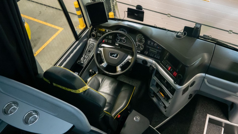 Arbeitsplatz des Busfahrers von einem der zwei Busse von Team Visma Lease a Bike