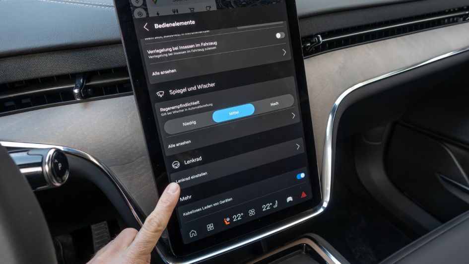 Lenkradverstellung im Volvo EX90 via Touchscreen und Lenkrad-Bedientwasten