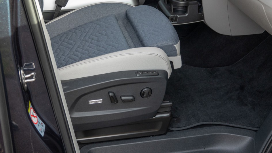 Auch auf der Beifahrerseite gibt es im ID.Buzz besonderes Gestühl. AGR-Sitze helfen, eine entspannte Langstreckenfahrt zu absolvieren, auch im Elektrobus.