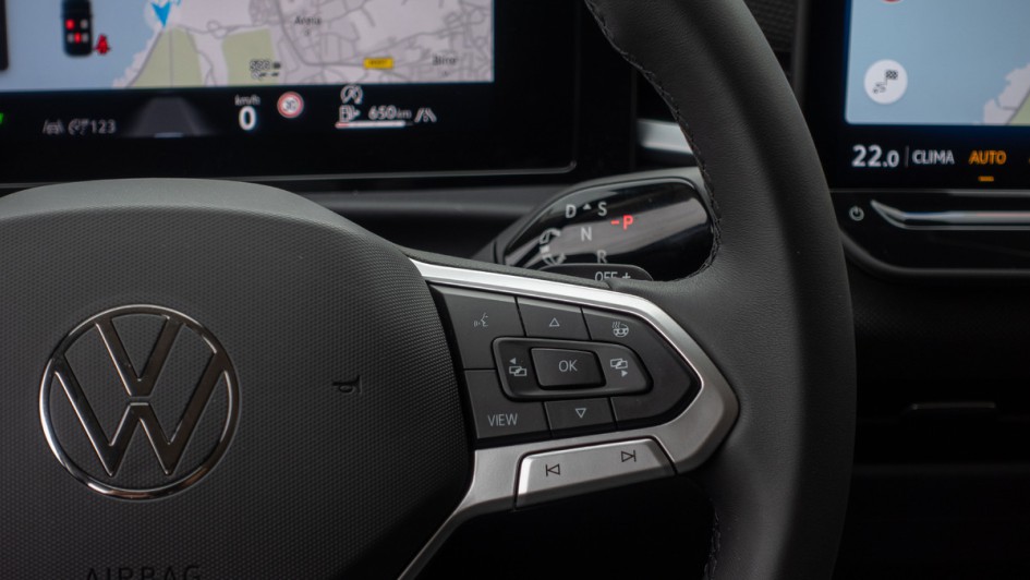 Lenkradtasten im VW T-Roc im Detail aufgenommen